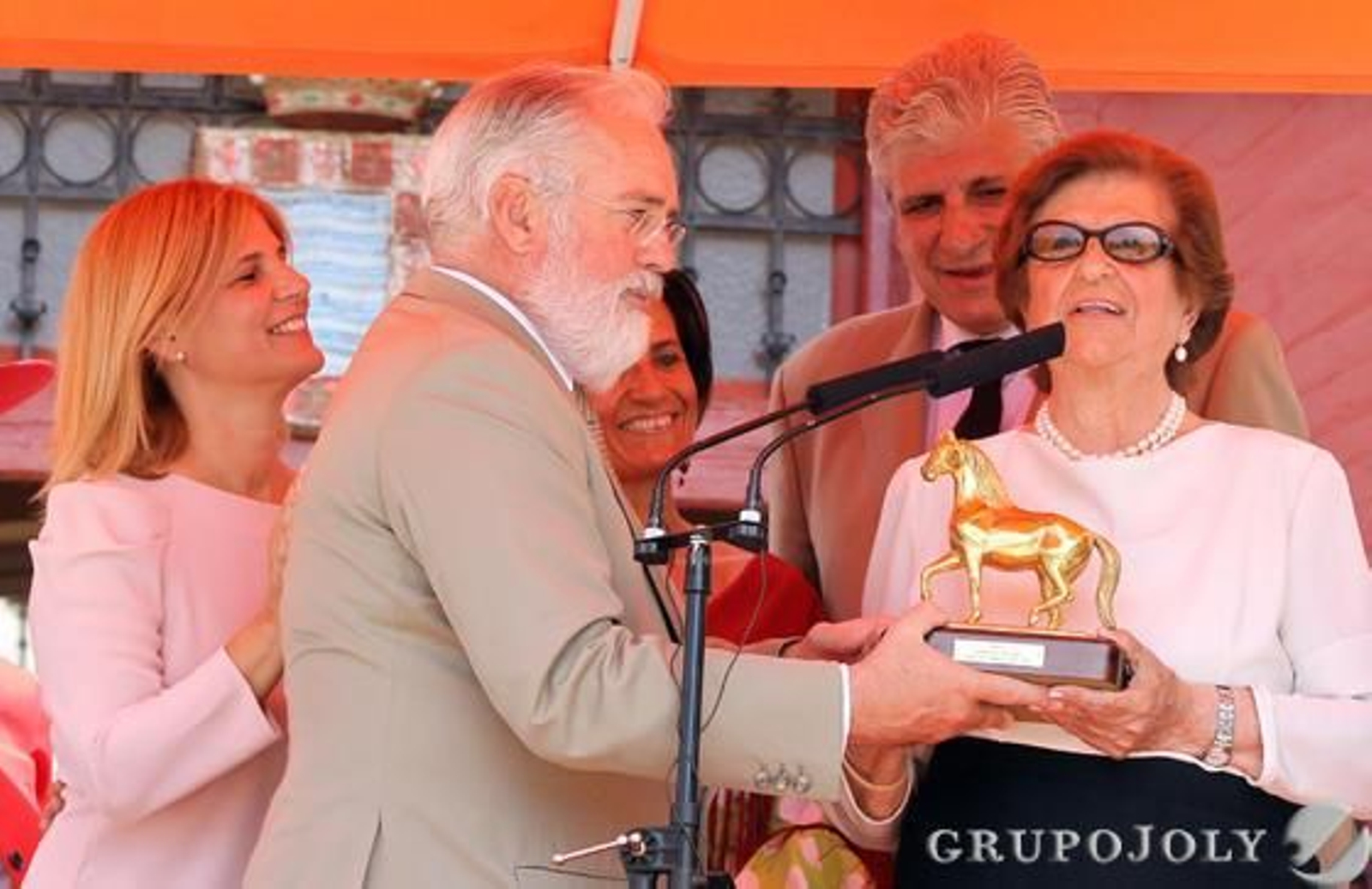 La entrega del Caballo de Oro por parte del ministro.

Foto: Miguel Angel Gonzalez