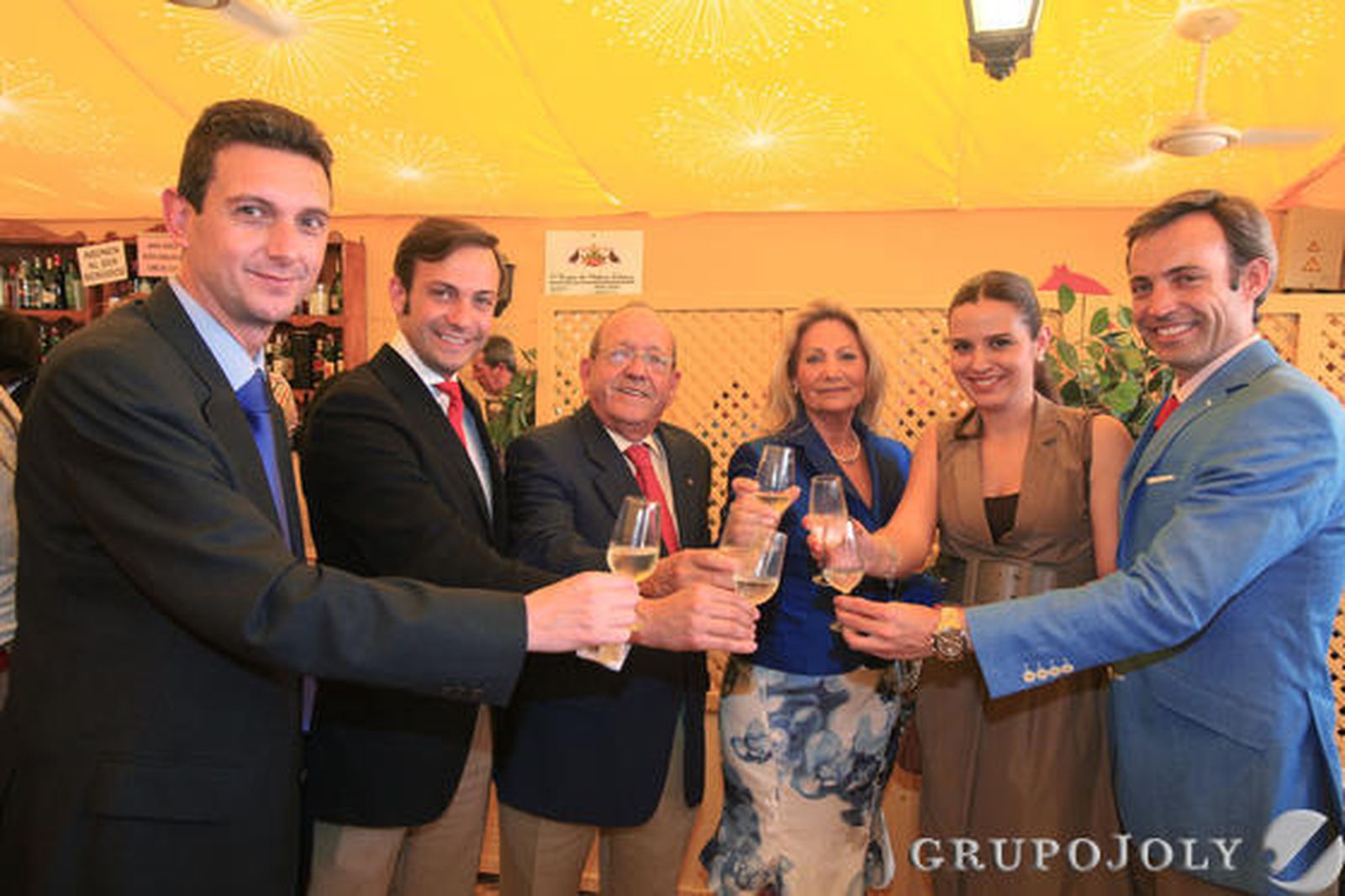 Miguel Berraquero; Joaquín Osborne, consejero de la consultora técnica Osborne; Álvaro Osborne Tosar, presidente del grupo Osborne, junto a su esposa, Ana Gutiérrez; Marisa López Mesa; y el consejero de Gesteco, Álvaro Obsorne, brindan en la caseta del Diario.

Foto: Vanesa Lobo