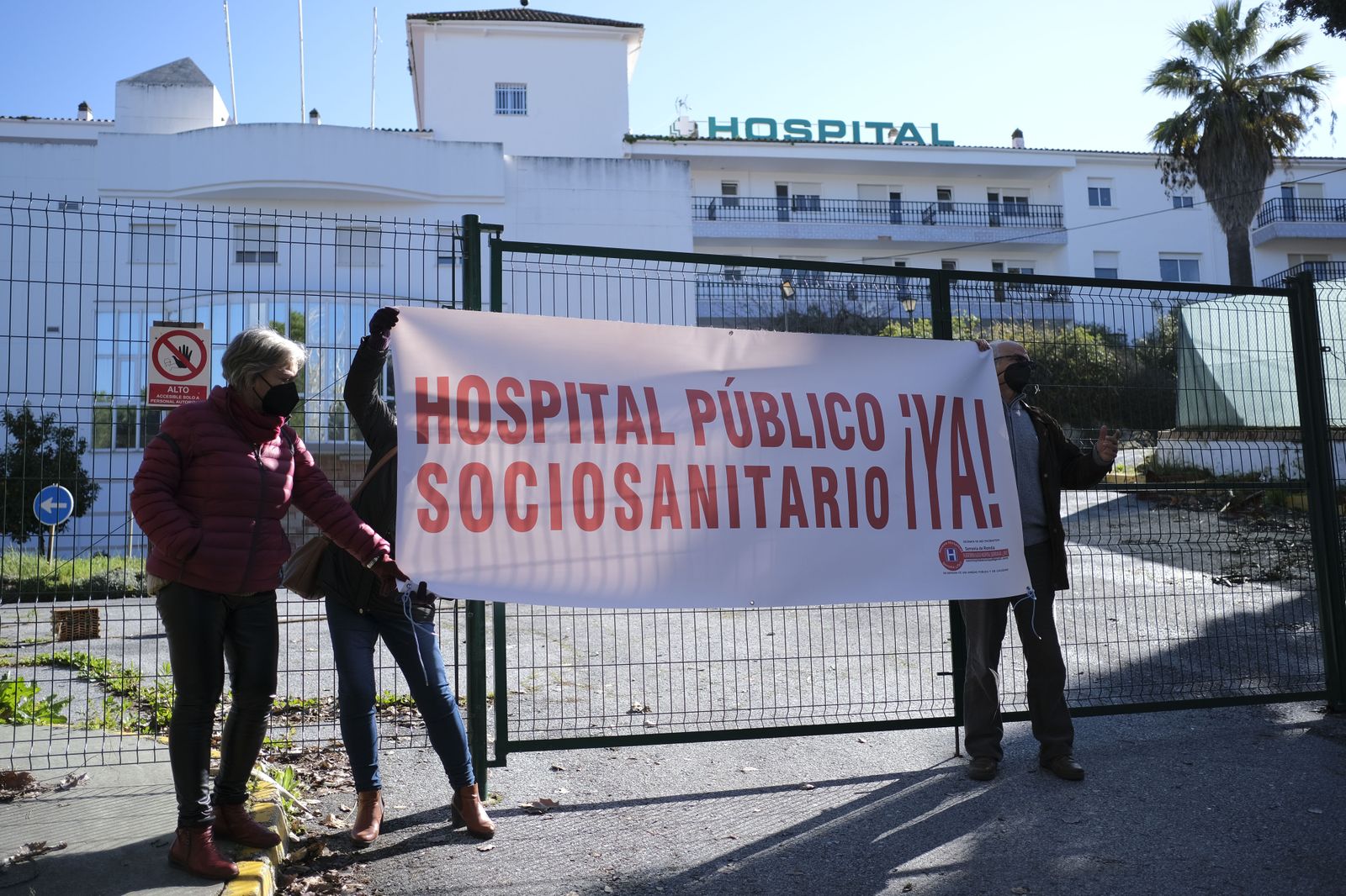 Integrantes de la plataforma ciudadana durante una protesta ante las instalaciones.