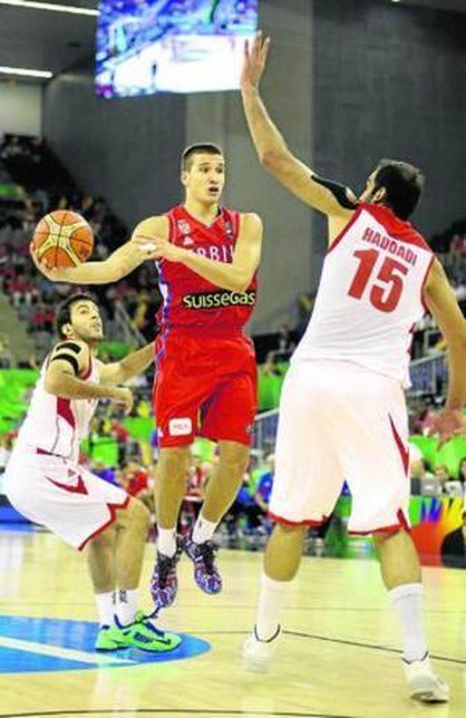 El serbio Bogdanovic da un pase delante del pívot iraní Haddadi, máximo autor del partido con 29 puntos.