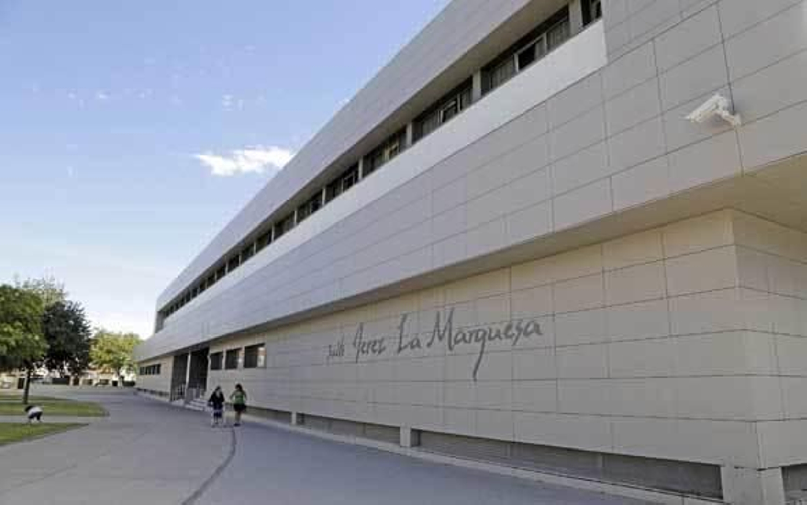 Edificio de la residencia Suite La Marquesa en una foto tomada ayer. /Manuel Aranda