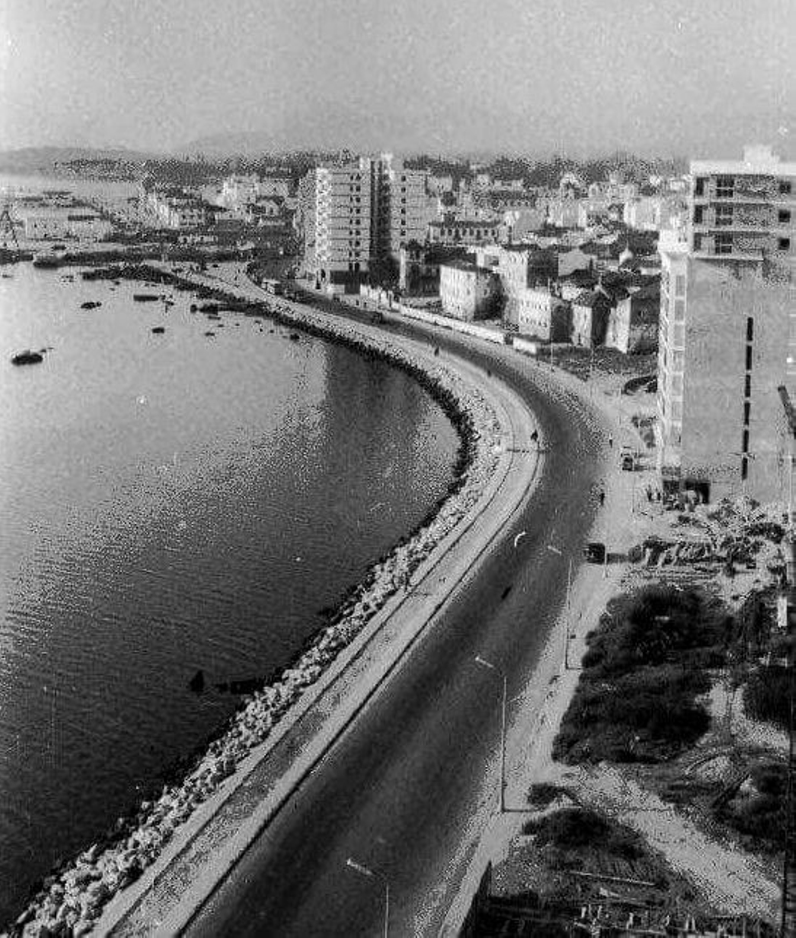 El Muro de Ribera (luego Paseo Marítimo) cuyas obras quedaron paralizadas durante la guerra y la posguerra (Archivo de la APBA). El Muro de Ribera (luego Paseo Marítimo) cuyas obras quedaron paralizadas durante la guerra y la posguerra (Archivo de la APBA).