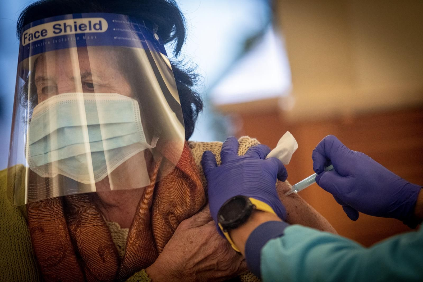 Una mujer se vacuna en el centro habilitado en el Palacio de Congresos de Cádiz.