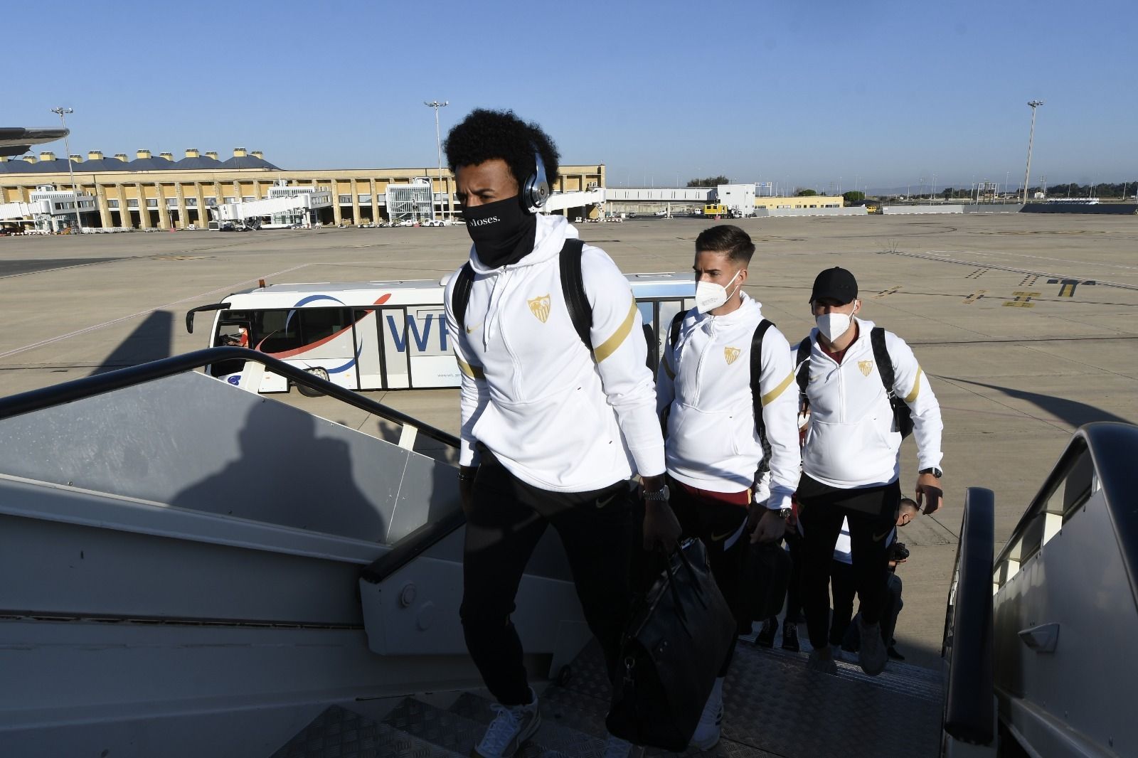 Koundé se sube al avión del Sevilla rumbo a Francia.