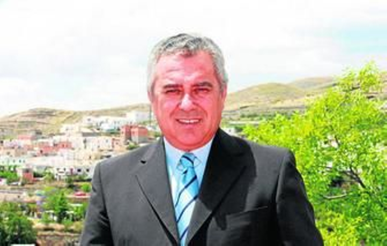 El alcalde de Gérgal, Miguel Guijarro, con el pueblo de gobierna al fondo.