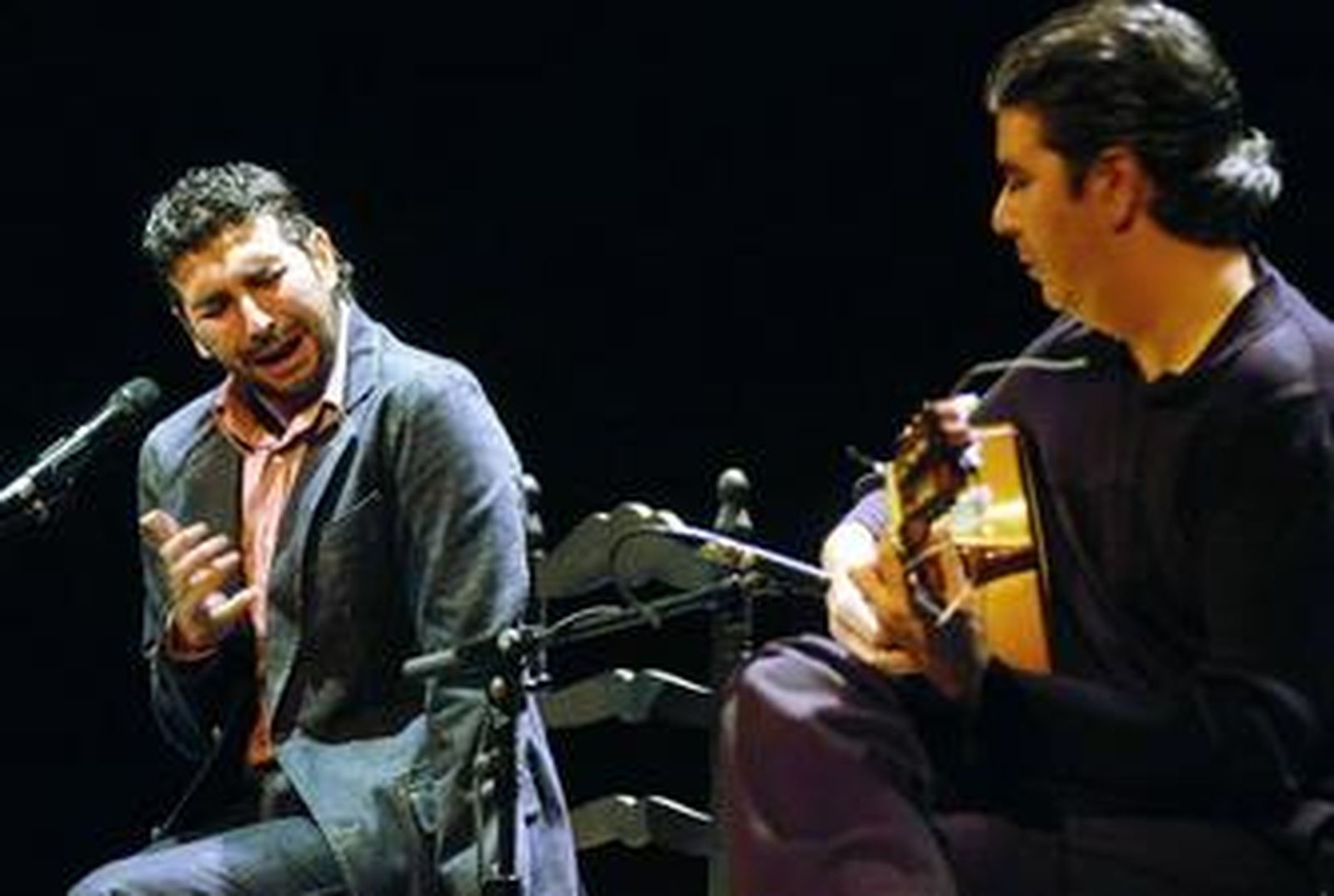 El cantaor onubense Arcángel interpreta un cante del Canario en el CD que acompaña al libro.