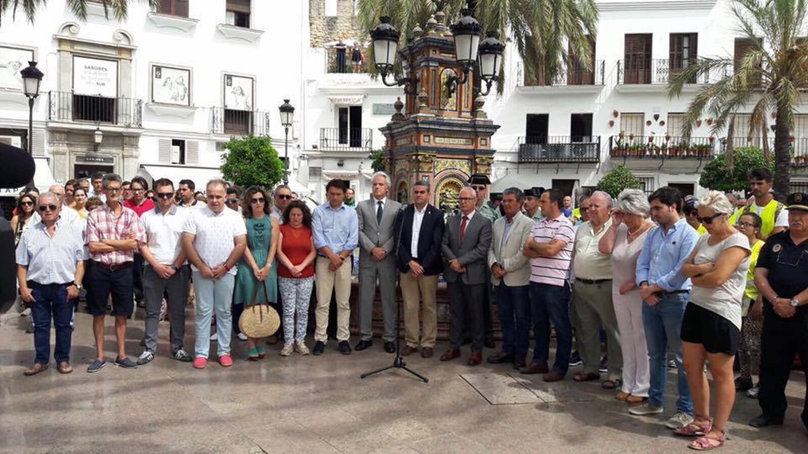 Imagen del minuto de silencio en la Plaza de España en Vejer ayer.