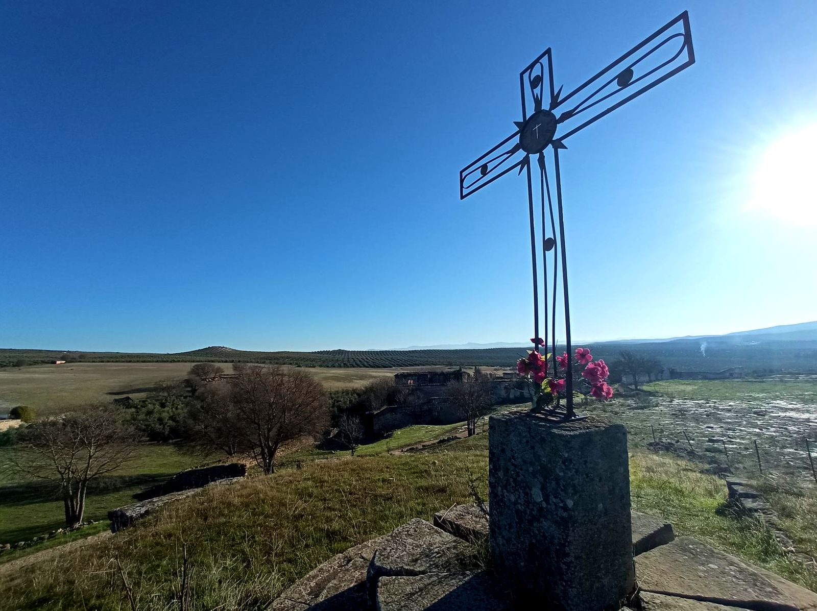 La Cruz de Olvera actual se encuentra donde otrora estaba la original, elaborada en piedra y de época romana.