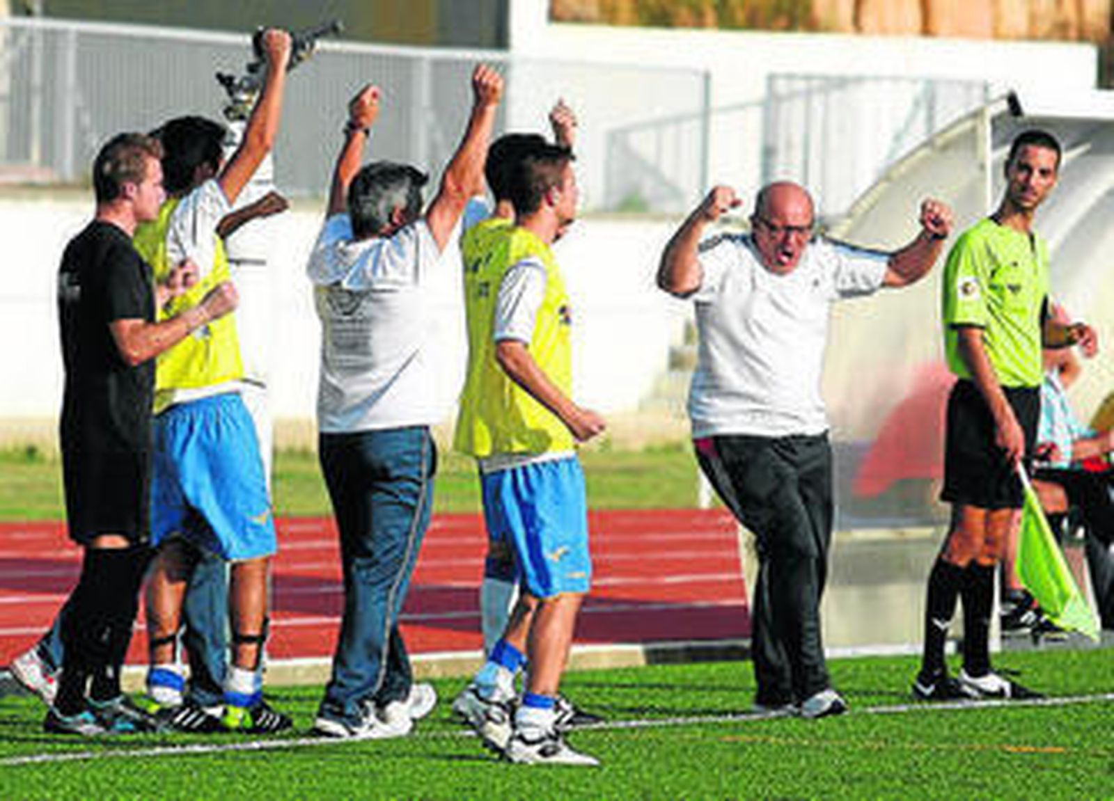 El banquillo del Bonares celebra un gol en un partido de esta temporada.
