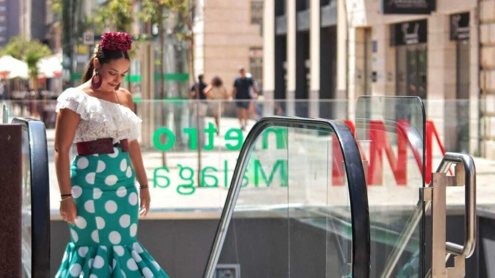 Una mujer vestida de flamenco sale de la estación de Atarazanas. Una mujer vestida de flamenco sale de la estación de Atarazanas.