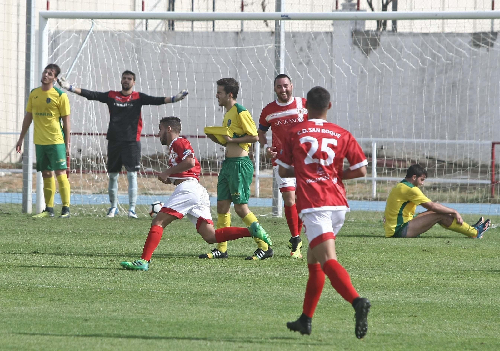 Loren celebra uno de los dos goles que hizo al Montilla.