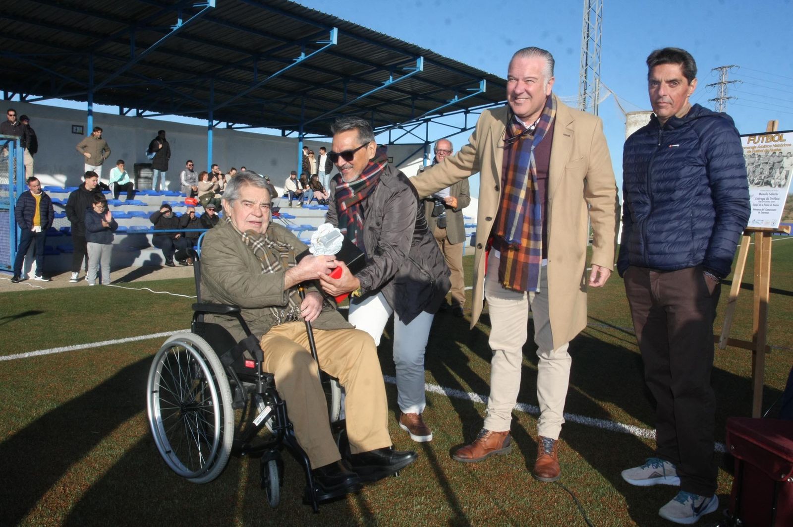 Imágenes del partido homenaje a los árbitros históricos de fútbol de Huelva