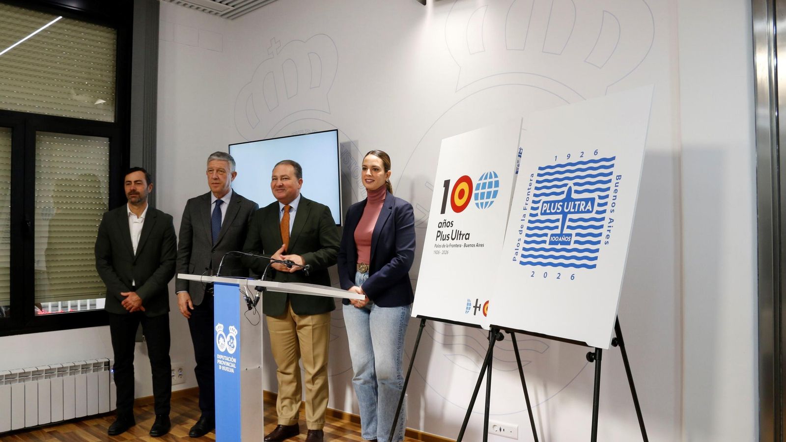 Juan Daniel Romero, Carmelo Romero, David Toscano y Milagros Romero junto al nuevo diseño del logotipo.
