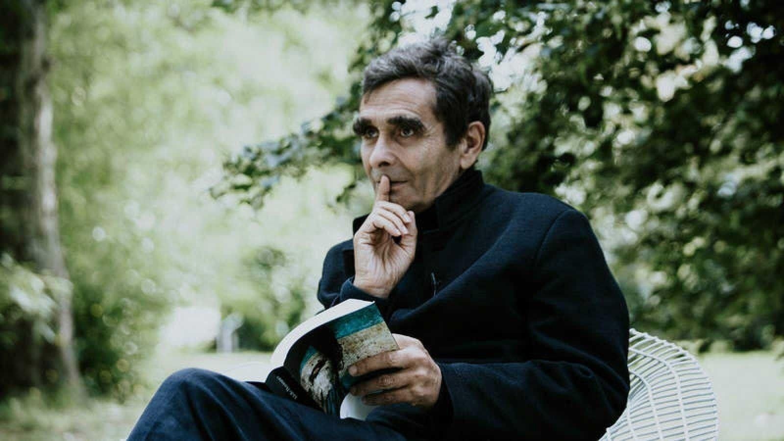 Con un libro, su otra gran pasión.