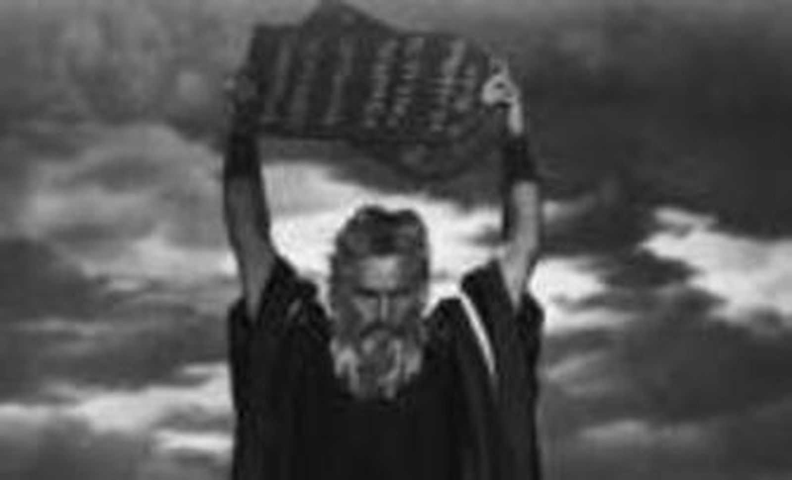 Charlton Heston posa ante el cartel de su película más premiada, la recordada 'Ben-Hur'.