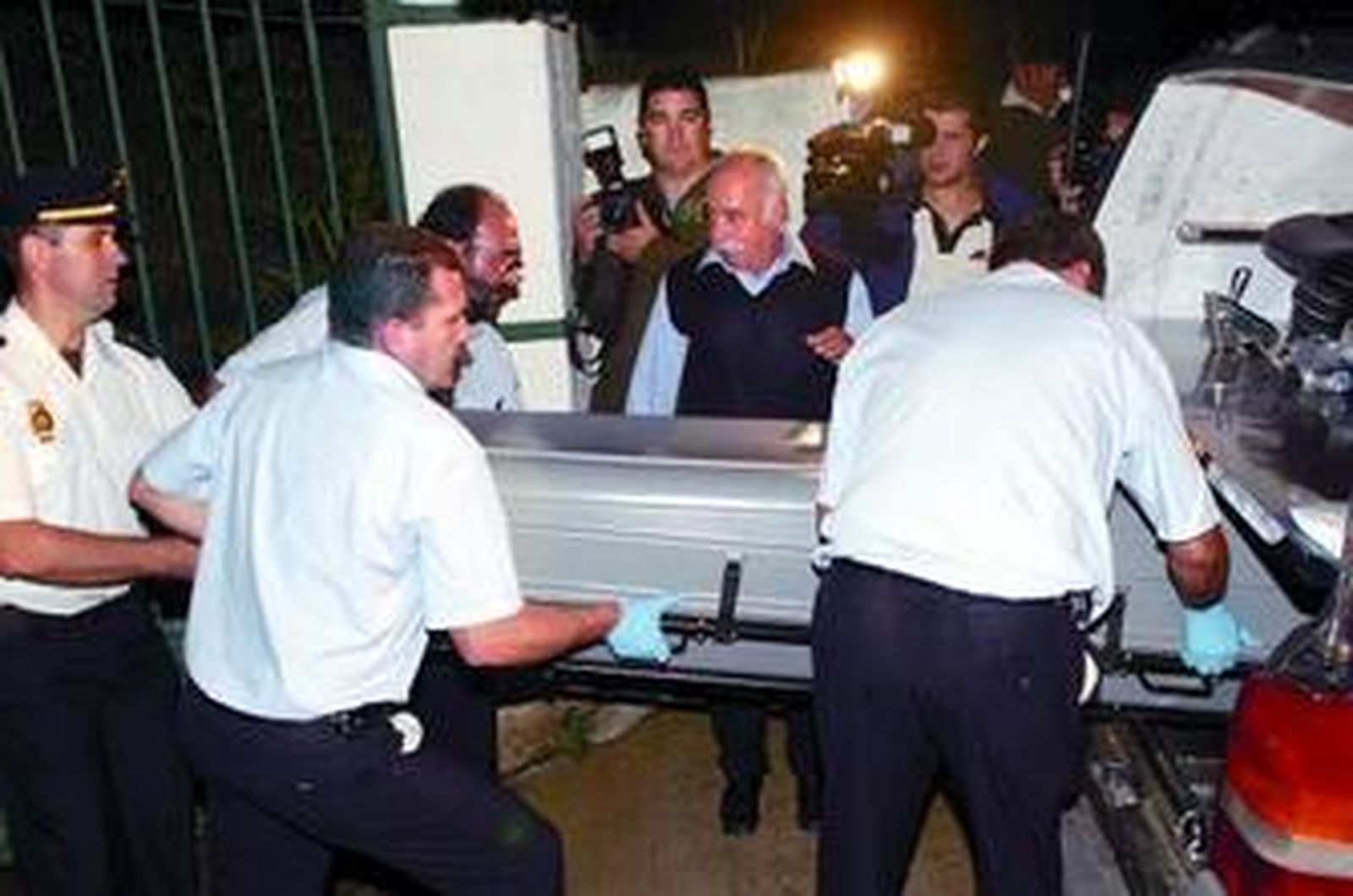 Miembros de los servicios funerarios transportan uno de los dos féretros, ayer en Motril.