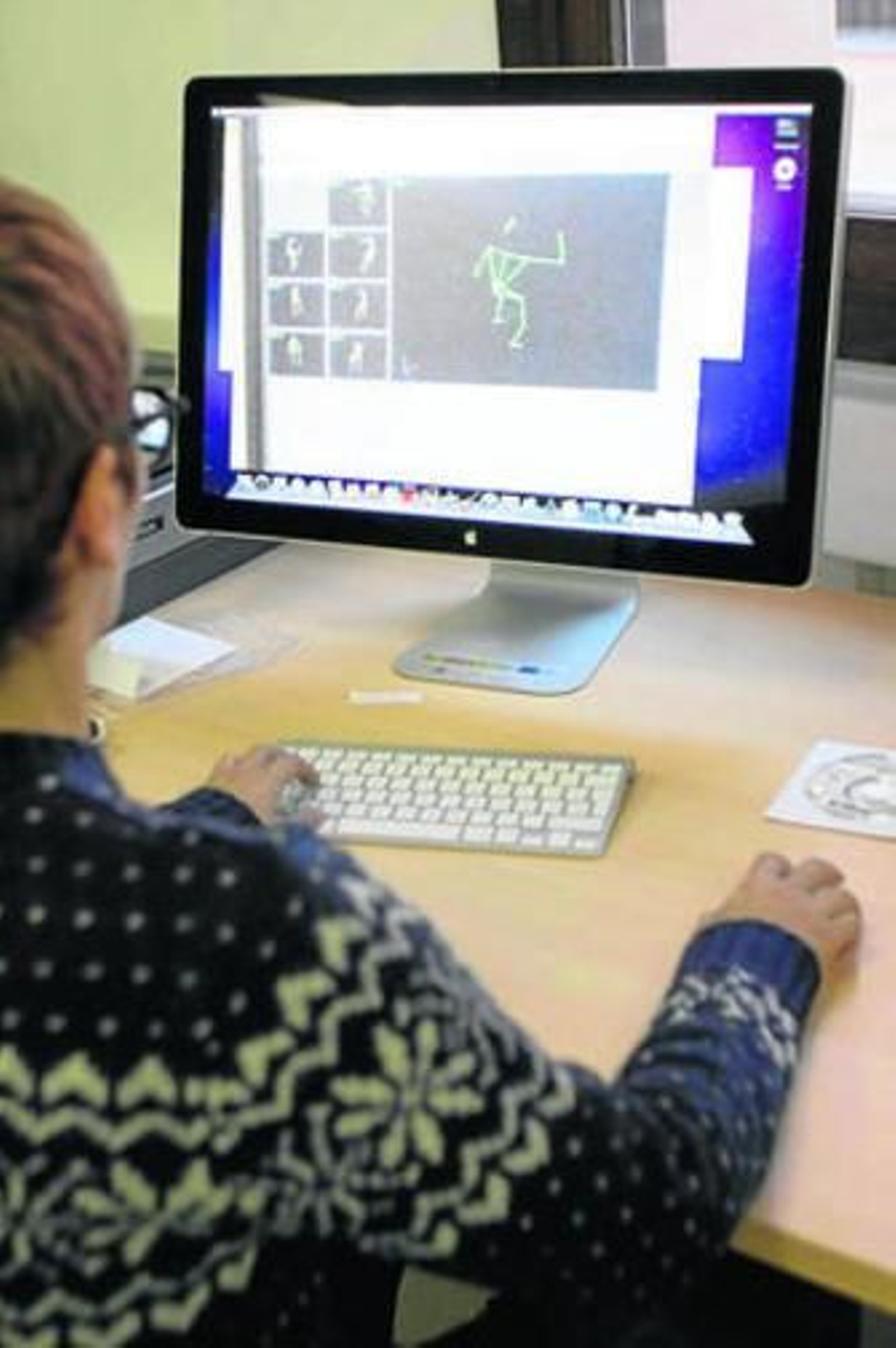 Una técnica del Cevug registra el movimiento de un compañero.