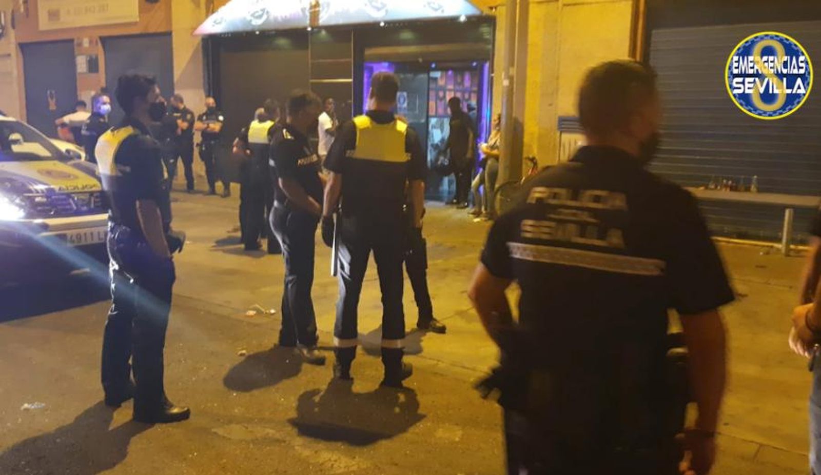 Varios agentes de policía frente a uno de los locales desalojados en Sevilla por exceso de aforo.