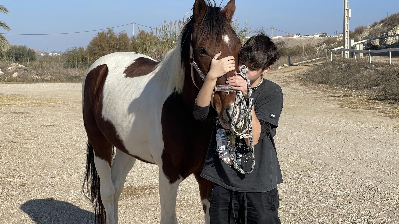 Marta con otro de los caballos del Club Hípico de Vera.