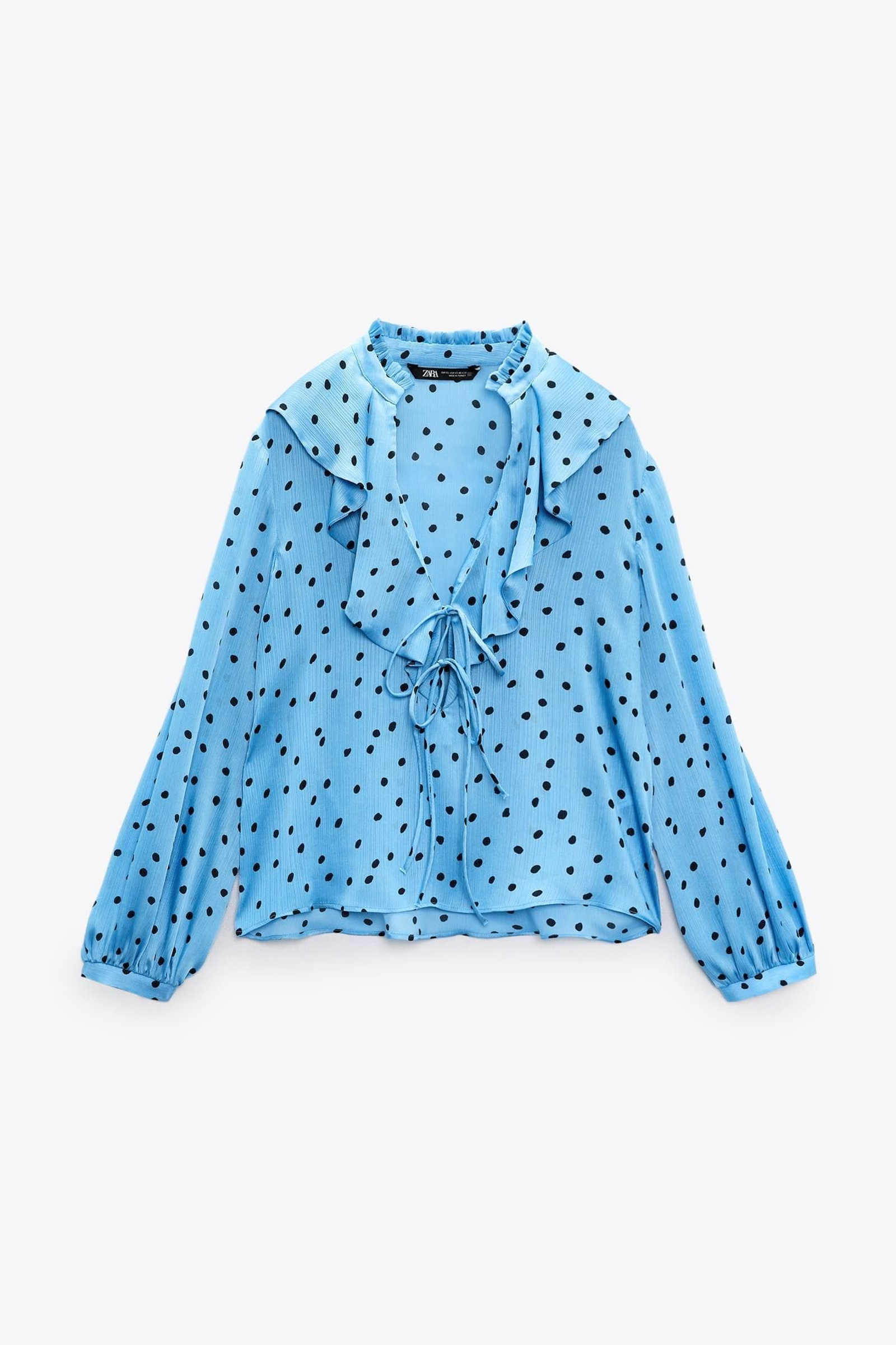 Blusa de lunares y volantes de Zara. Blusa de lunares y volantes de Zara.