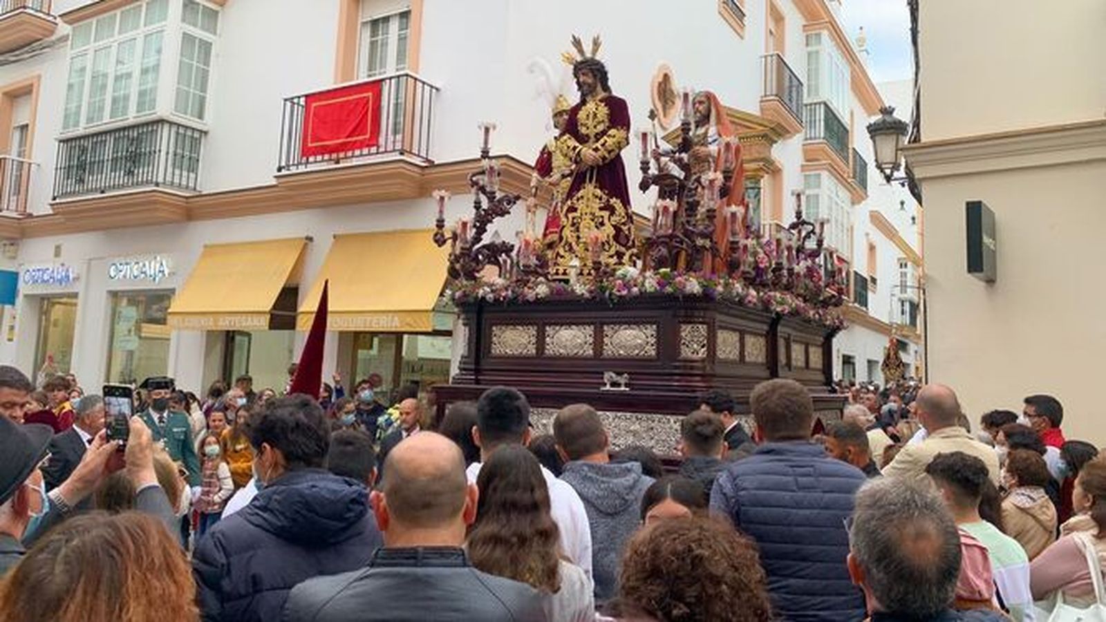 El paso de la Hermandad del Amor, en la esquina de calle Nueva con calle La Vega en 2022.