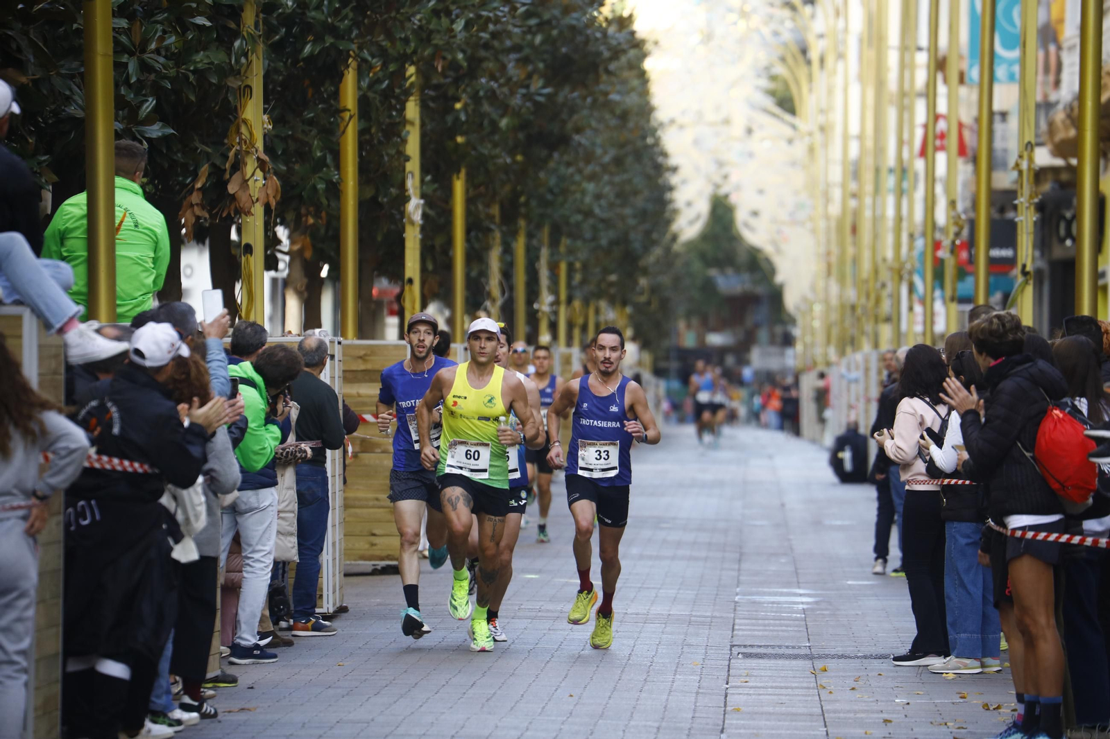 La gloria de cruzar la Puerta del Puente: las fotos de la línea de meta de la Media Maratón de Córdoba 2024