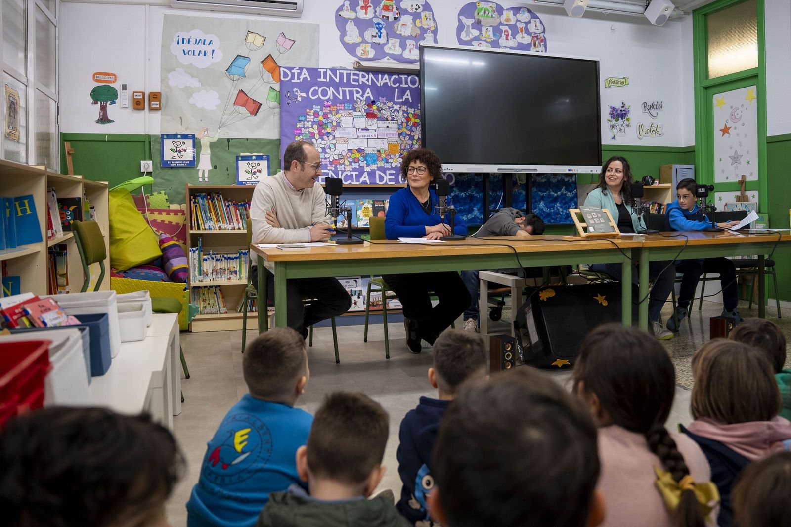 Las imágenes del estreno de la radio escolar 'Onda Alberti' y su primer programa dedicado a la ciencia