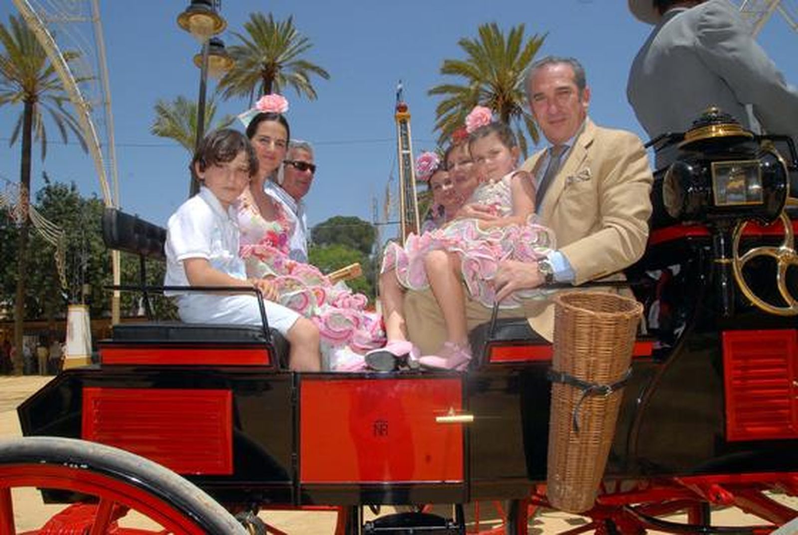 Pedro Caro, de Oculsur, paseando por el Real junto a su familia y varios amigos.

Foto: Manuel Aranda