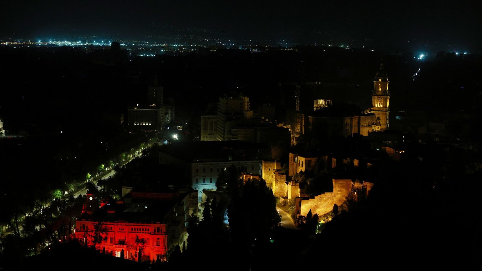 Contraste lumínico, anoche, en el Centro de Málaga.