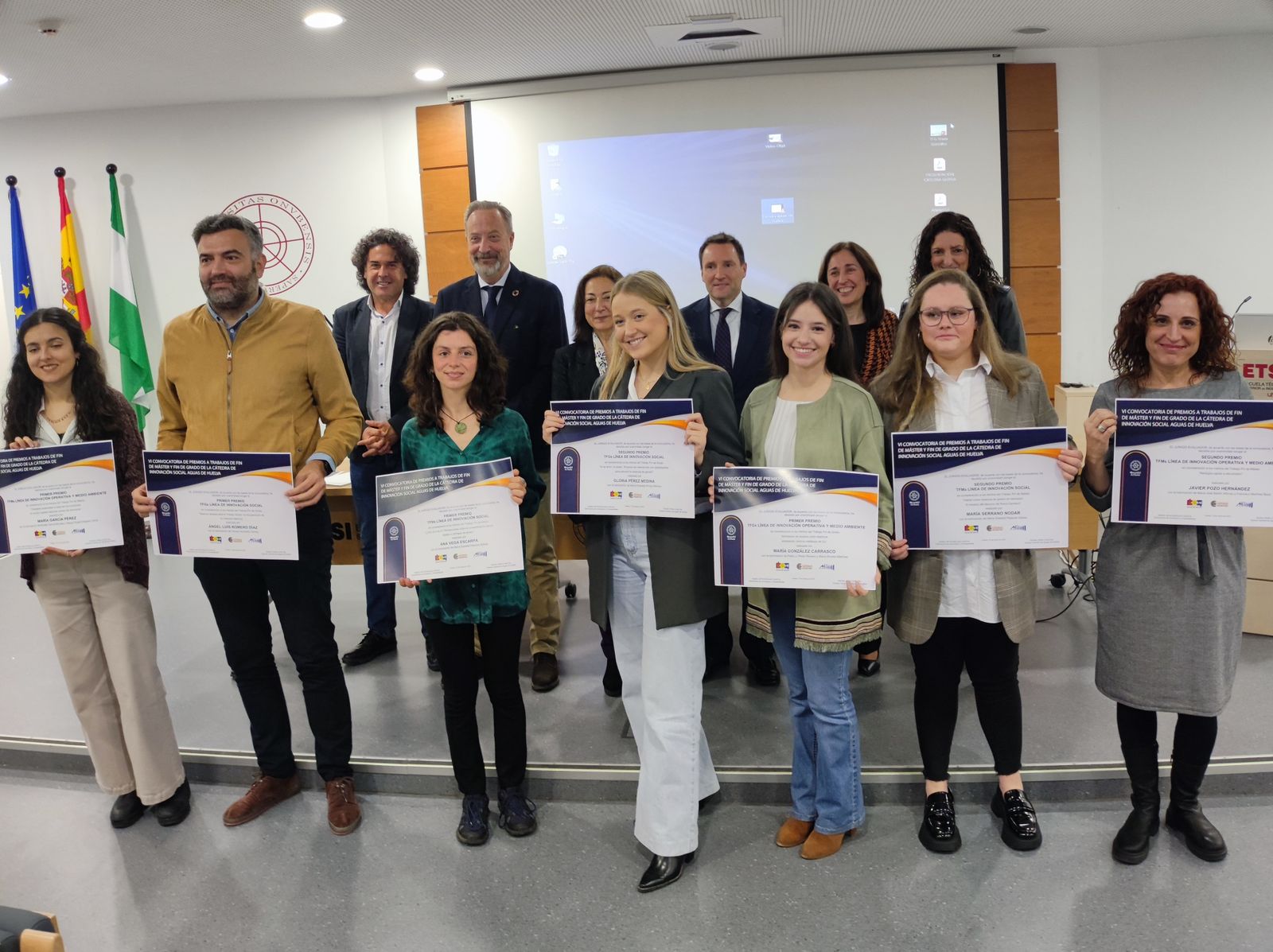 Premiados tras recoger su premio en la Universidad de Huelva.