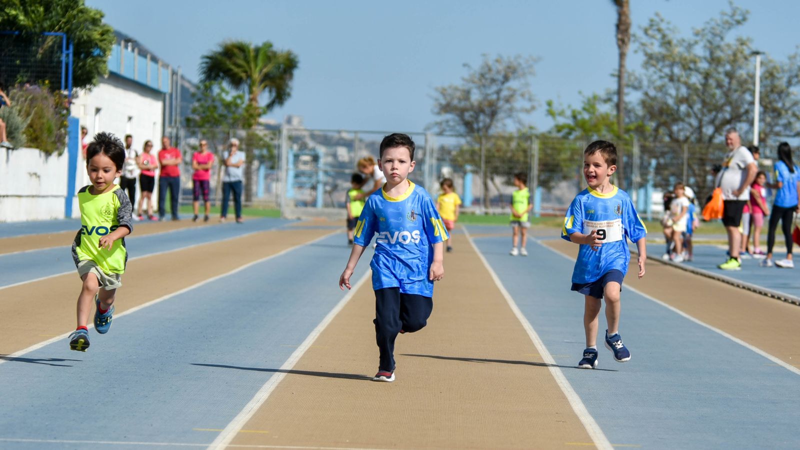 Final de los Juegos Municipales de Atletismo de Algeciras para categorías sub-8 y sub-10