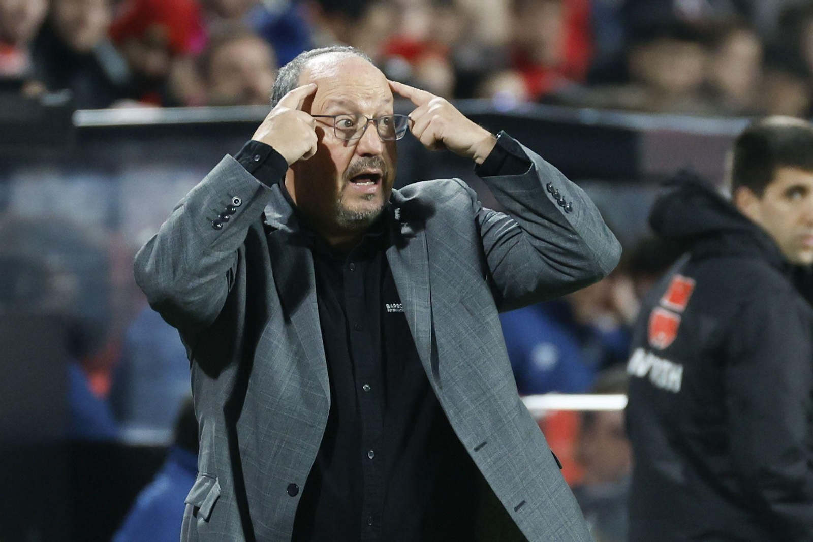 Rafa Benítez le pide a sus jugadores cabeza en un partido ante el Rayo Vallecano.