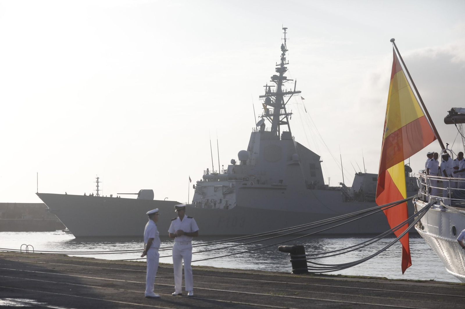 Las imágenes del 'Elcano' en su primera ciudad de vuelta a España, con la princesa Leonor a bordo