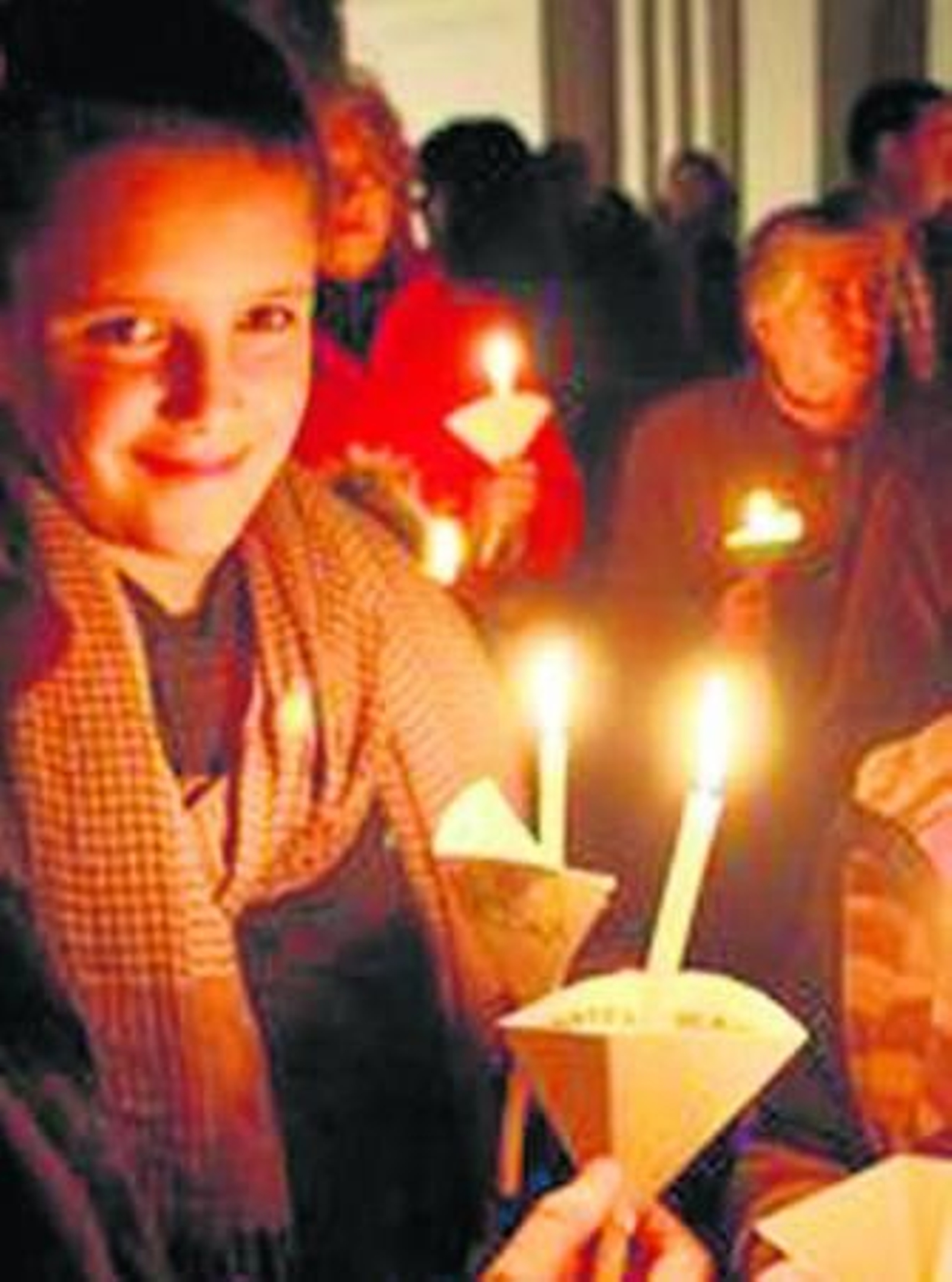 La Luz de Belén portada por escolares .