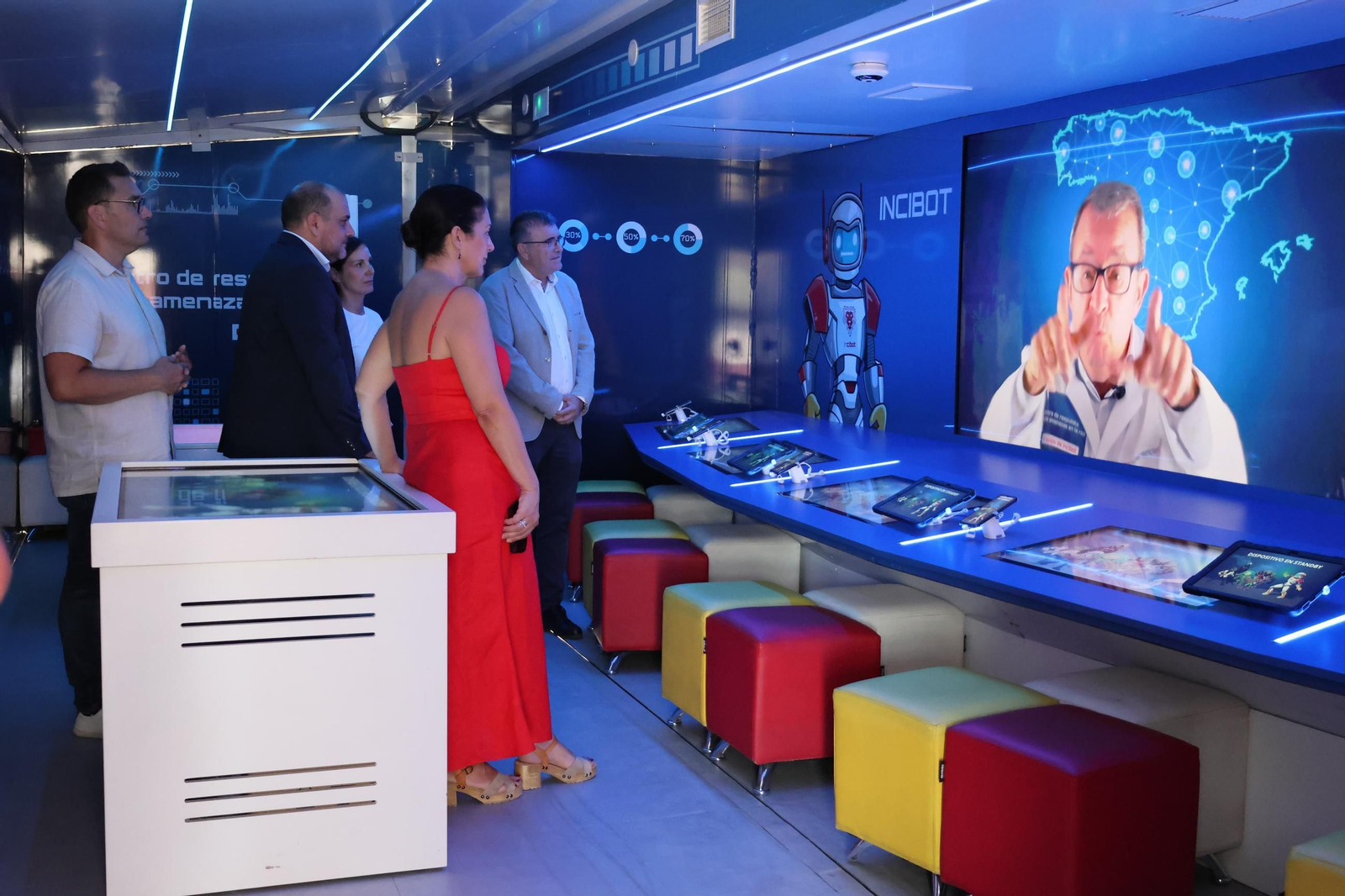 El subdelegado del Gobierno visita en Salobreña la #ExperienciaINCIBE para impulsar la ciberseguridad ciudadana