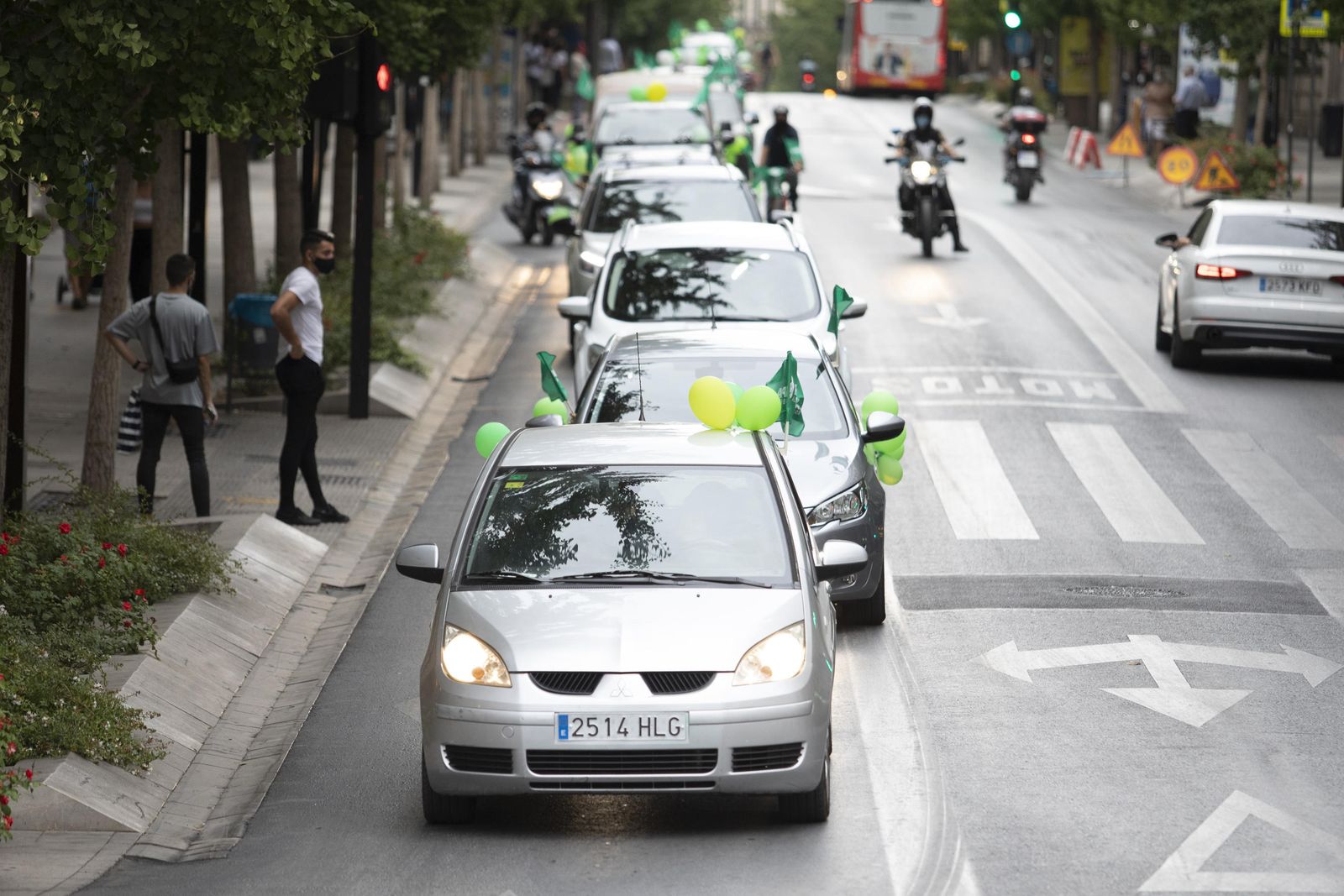 Fotos de la gran caravana en Granada por una vuelta segura al colegio