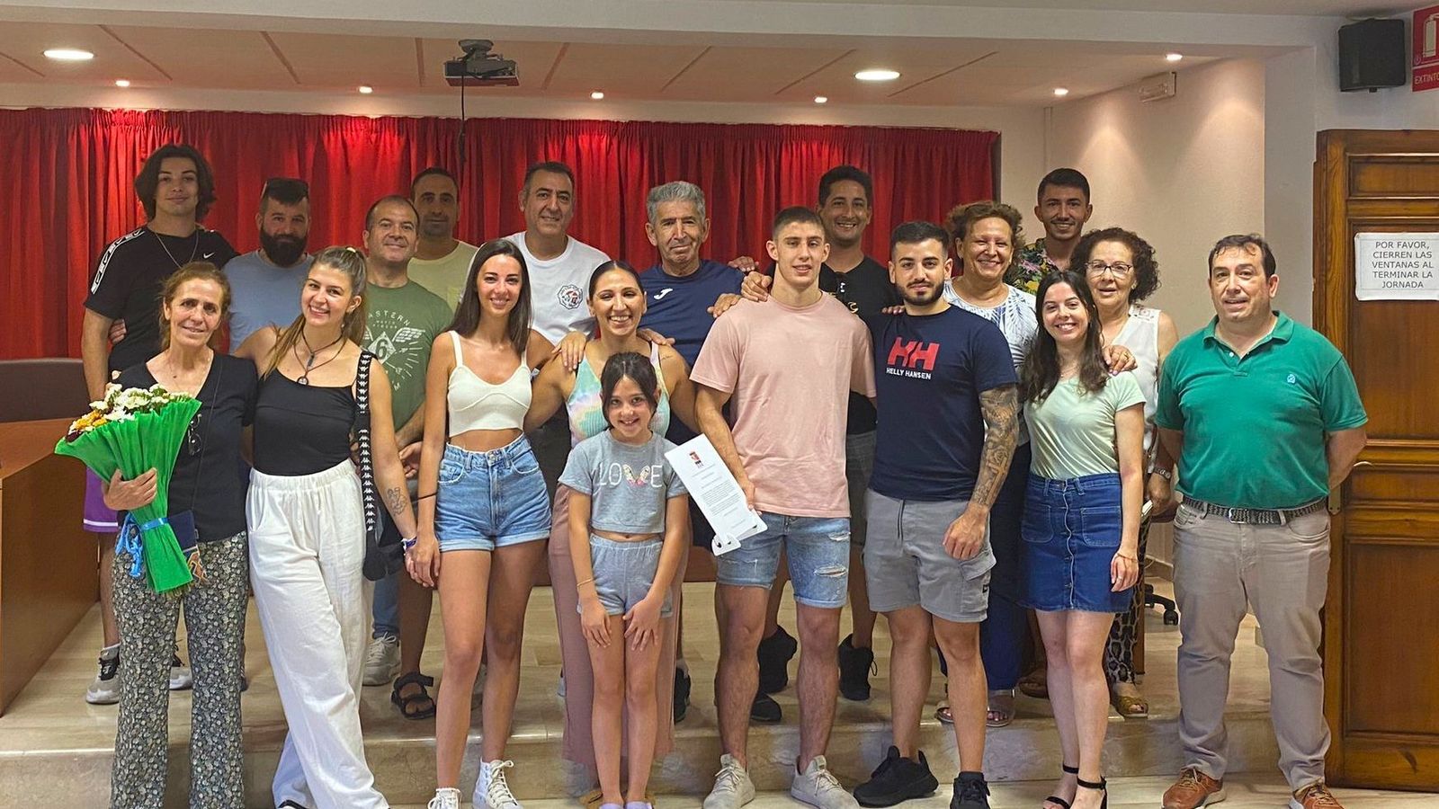 Con amigos, familiares y el alcalde de El Bosque.