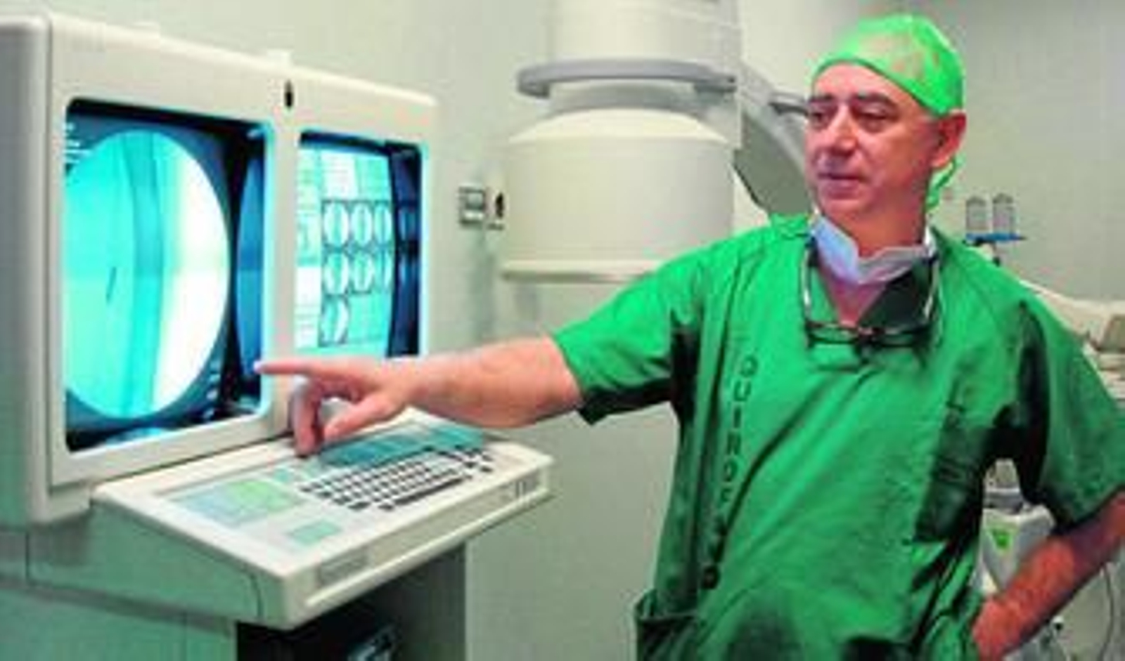 Rafael Gómez Medialdea muestra una prueba realizada a un paciente. Rafael Gómez Medialdea muestra una prueba realizada a un paciente.