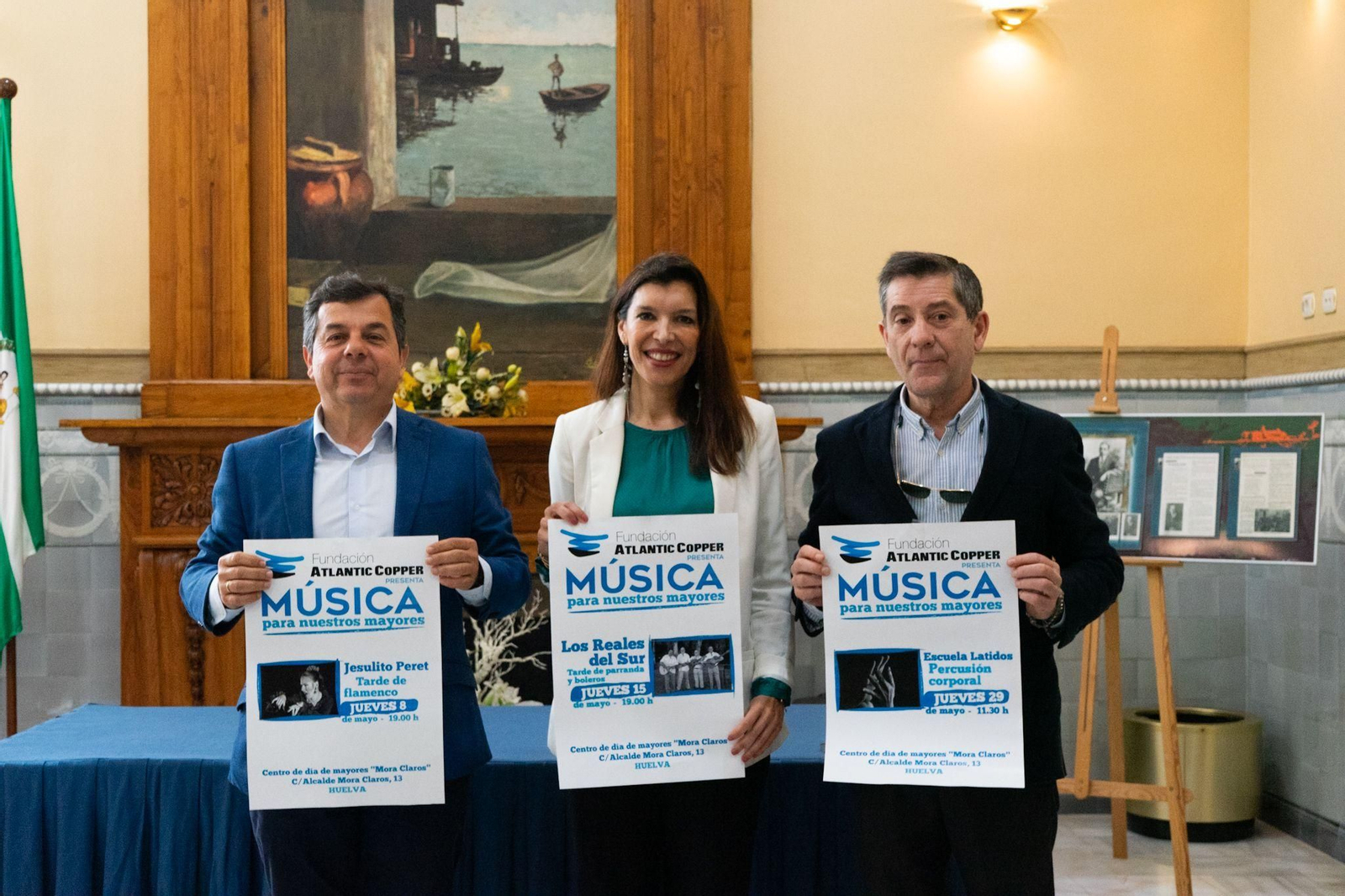 El delegado de Inclusión Social, José Manuel Borrero; la directora de la Fundación Atlantic Copper, Ángeles Sánchez y el director del CPA Mora Claros, Antonio Leiva.