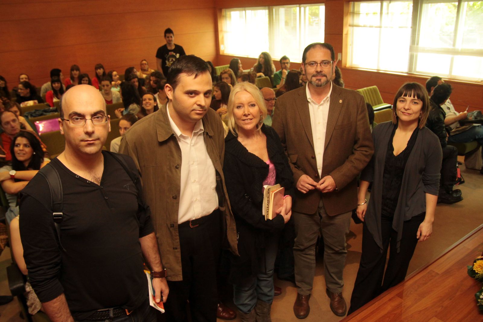 Inmaculada Mengíbar, en el centro, durante  un acto en Cosmopoética en 2011