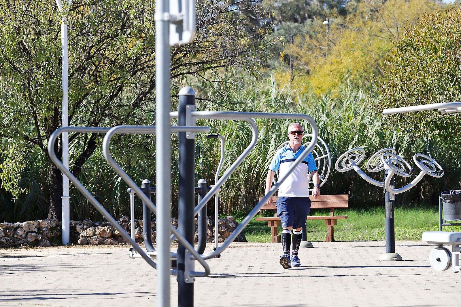 Un ciudadano pasea por el Parque Moret.