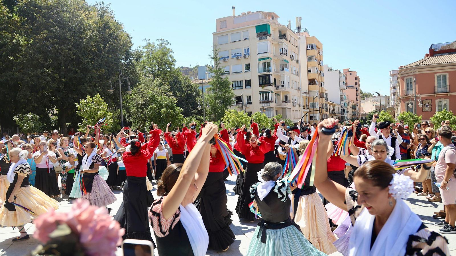 Grupos de verdiales tomaron las calles de Málaga.