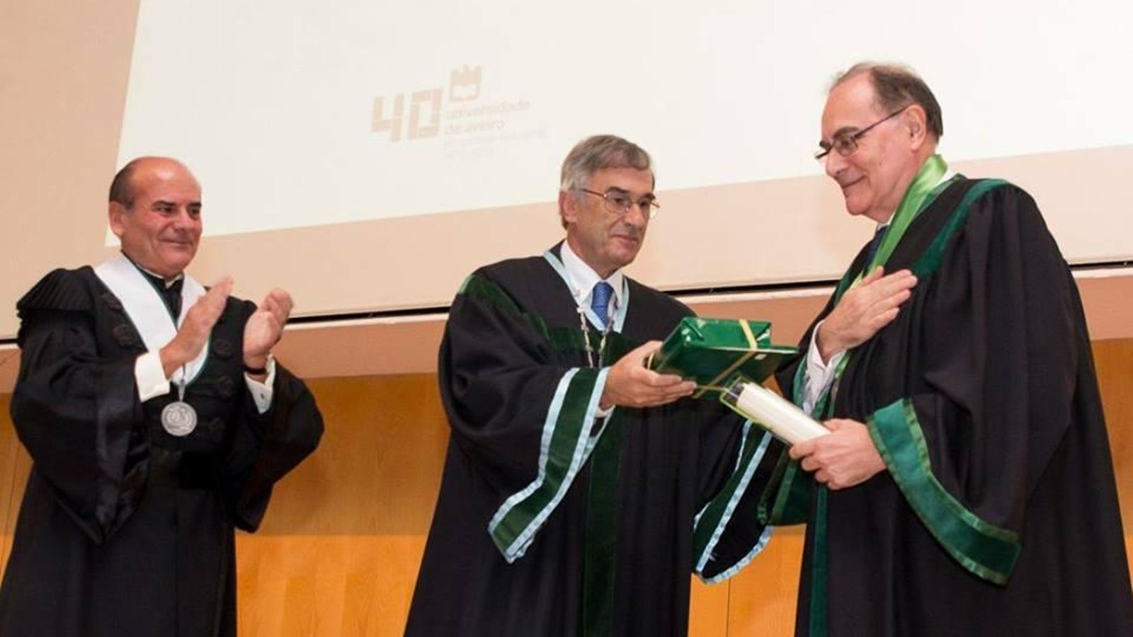 Recibiendo el Doctorado Honoris Causa en 1986 por la Universidad de Aveiro. Recibiendo el Doctorado Honoris Causa en 1986 por la Universidad de Aveiro.
