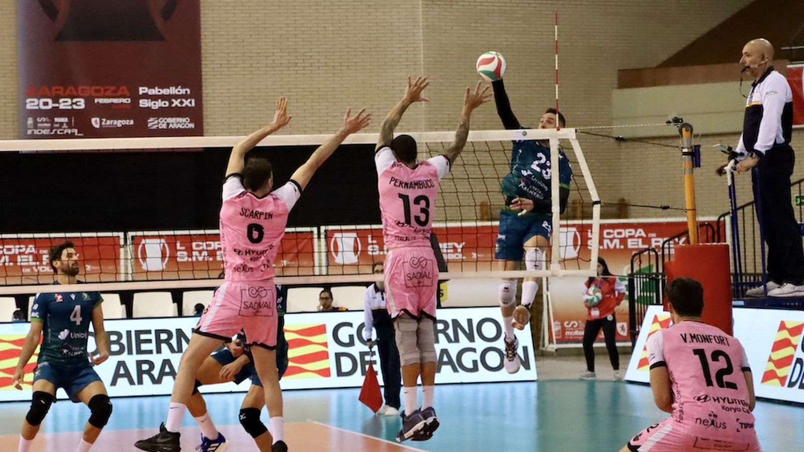 Remate de uno de los jugadores ahorradores durante el partido de cuartos de final disputado ante Léleman Conqueridor.