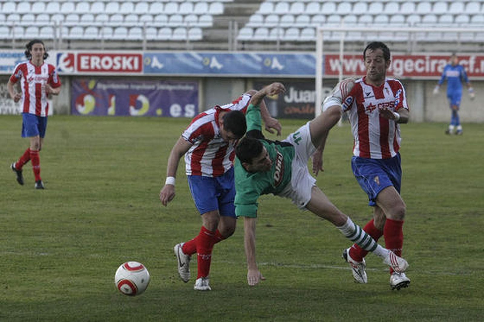 El Algeciras, que sólo logró empatar ante el Puerto Real en un ambiente enrarecido, continúa cuarto en la clasificación./Fotos:Erasmo Fenoy 

Foto: Erasmo Fenoy