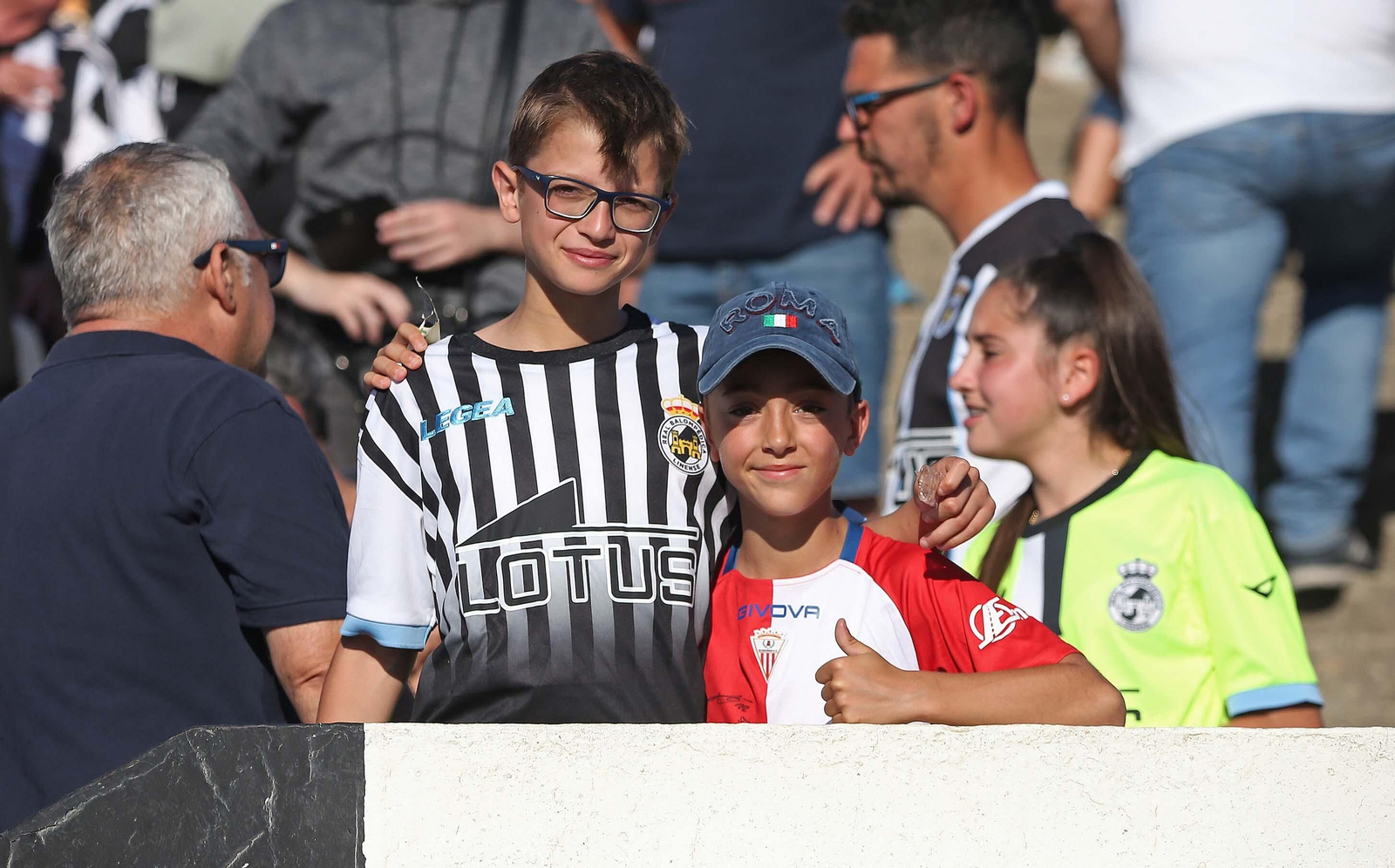 Fotos de la afición durante el Balona - Algeciras en el estadio municipal de La Línea
