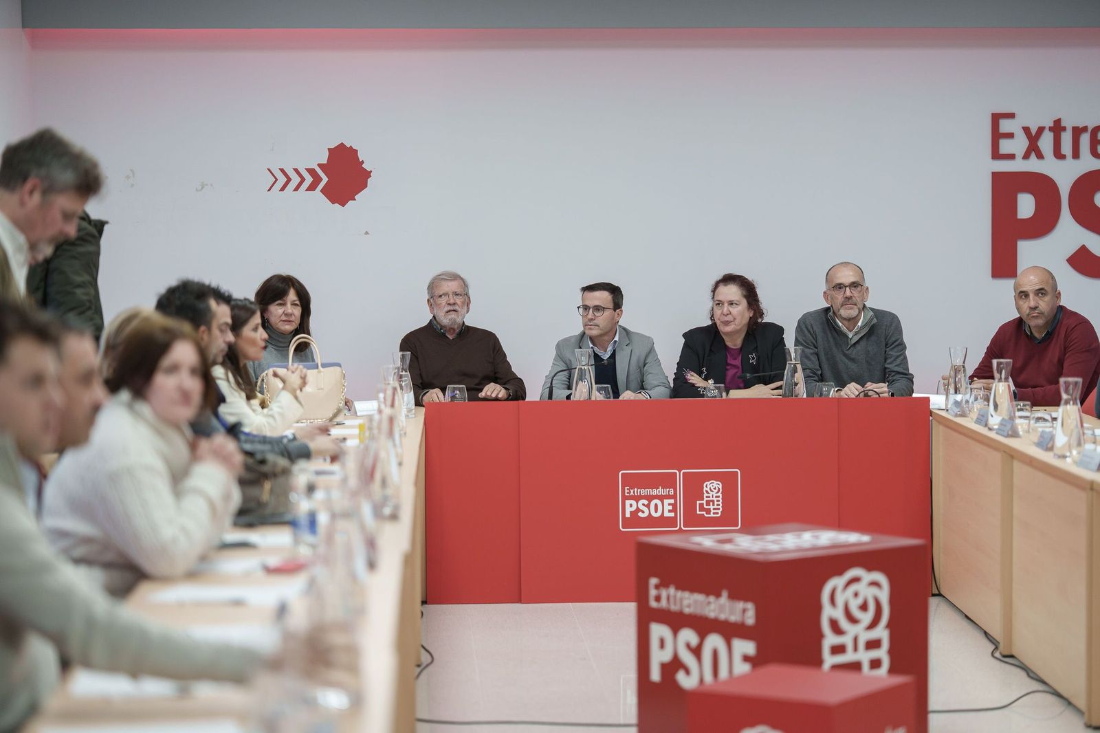 Miguel Ángel Gallardo, en el centro de la imagen, durante la reunión de urgencia de la Ejecutiva regional del PSOE de Extremadura.
