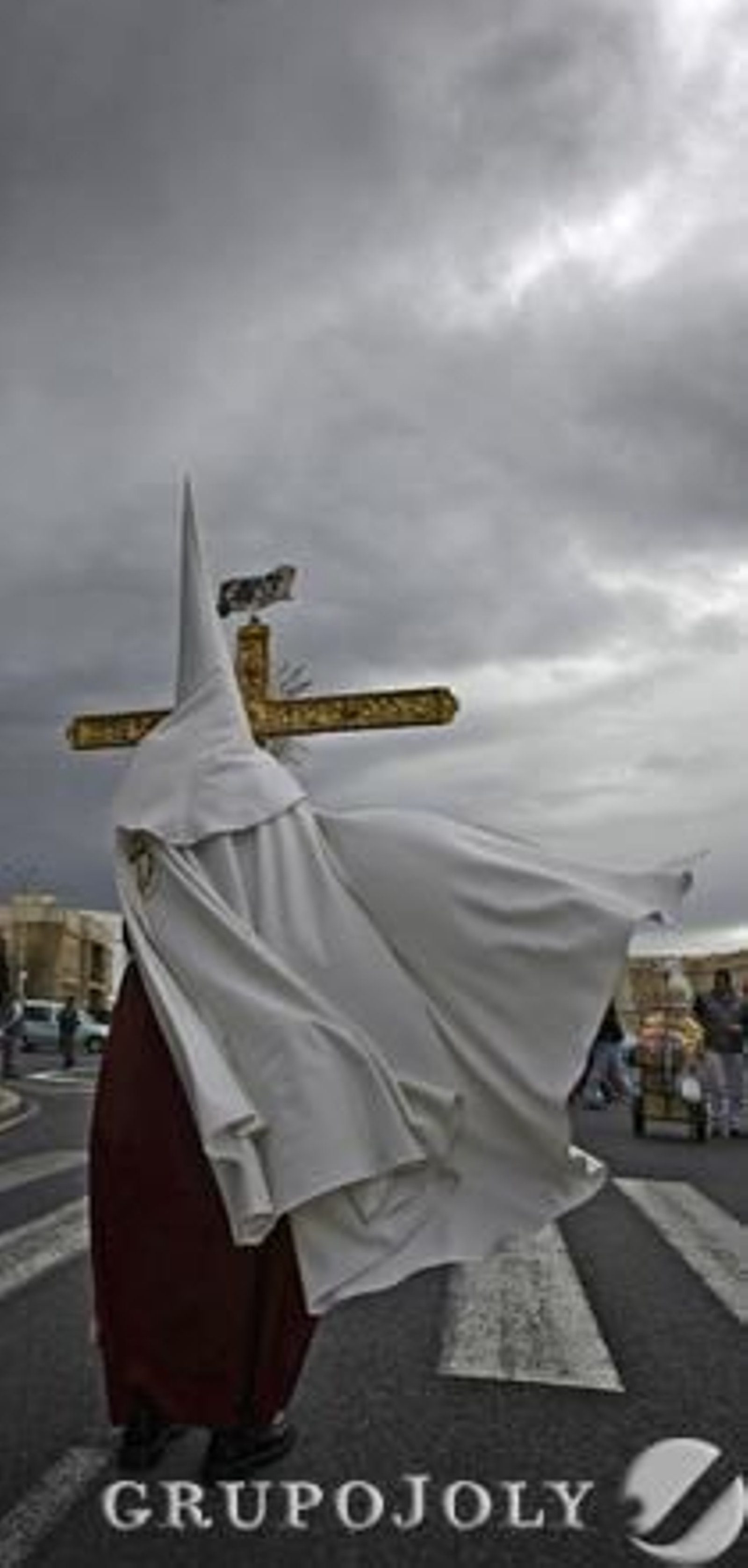 La Oración en el Huerto sale pero se ve obligada a volver a su templo a causa de la lluvia.

Foto: Julio Gonzalez