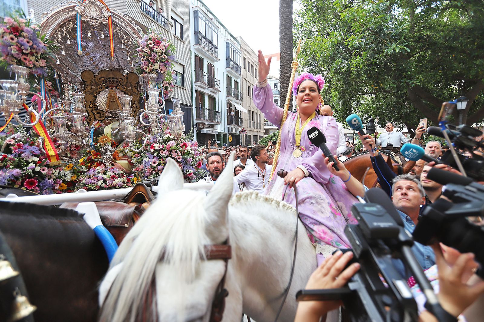 El Rocío 2023: Imágenes de la Hermandad de Emigrantes en su salida de Huelva
