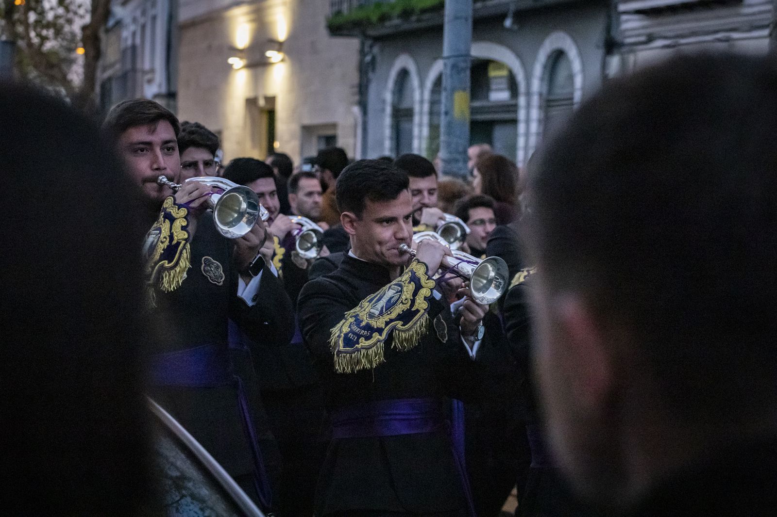 Multitudinario pasacalles de la Banda de las Cigarreras por el centro de Jerez